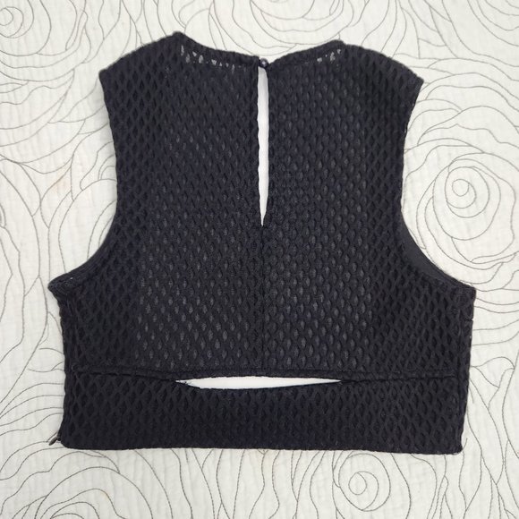 [S] She & Sky Black Sleeveless Crop Top - Picture 3 of 9
